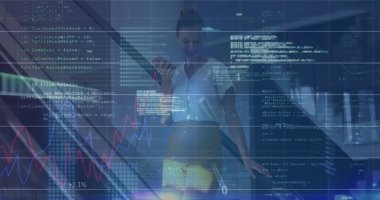 Akıllı telefon kullanan beyaz iş kadınının mali veri işleme görüntüsü. küresel iş, finans, veri işleme ve dijital arayüz kavramı, dijital olarak oluşturulmuş görüntü.