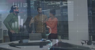 Ofisteki çeşitli iş adamları üzerinde istatistik ve finansal veri işleme görüntüsü. Küresel iş, finans ve veri işleme kavramı, dijital olarak oluşturulmuş görüntü.