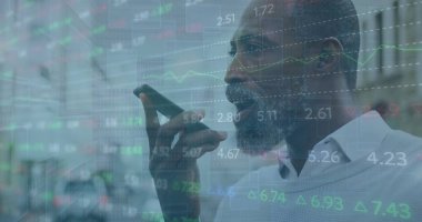 Akıllı telefon kullanan Afro-Amerikan bir adamın veri işleme görüntüsü. Küresel bağlantılar, hesaplama, dijital arayüz ve veri işleme kavramı, dijital olarak oluşturulmuş resim.