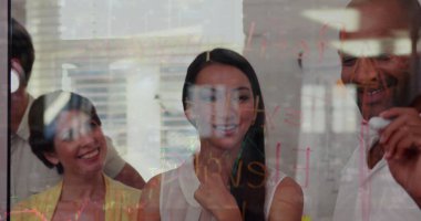 Ofisteki çeşitli iş adamlarının veri işleme görüntüsü. Küresel iş ve dijital arayüz kavramı, dijital olarak oluşturulmuş görüntü.