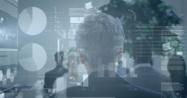 Çeşitli iş adamlarının yürümesi üzerinden finansal verilerin görüntüsü. küresel iş, finans, ekonomi ve teknoloji kavramı, dijital olarak üretilen imaj.