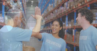 Çeşitli gönüllülerin depoda beşlik çakması üzerine istatistik ve veri işleme resmi. küresel taşımacılık, iş ve veri işleme kavramı, dijital olarak oluşturulmuş görüntü.