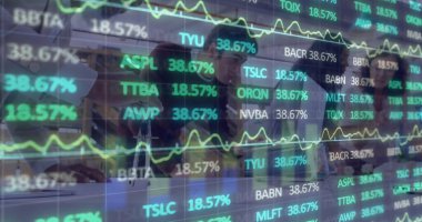 Ofisteki iş adamları üzerinde finansal veri işleme resmi. Küresel iş, hesaplama, bağlantılar ve veri işleme konsepti, dijital olarak oluşturulmuş resim.