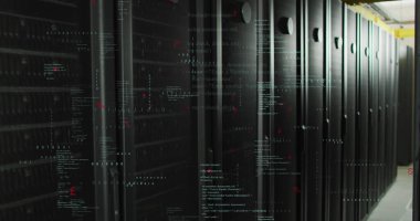 Bilgisayar sunucu odasına karşı ikili kodlama veri işleme ve sembolleri. Bilgisayar arayüzü ve iş veri depolama teknolojisi kavramı