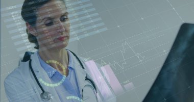 Röntgenli beyaz kadın doktor üzerinde veri işleme görüntüsü. küresel tıp ve dijital arayüz kavramı, dijital olarak üretilen görüntü.