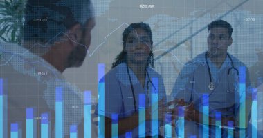 Grafiklerin görüntüsü, değişen numaralar, hastanede tartışan çeşitli iş arkadaşlarının haritası. Dijital bileşik, çoklu pozlama, rapor, iş dünyası, takım çalışması, büyüme, küresel ve sağlık konsepti.