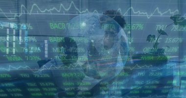 Borsa veri işleme görüntüsü ve Afrika kökenli Amerikalı erkek ve bayan meslektaşlar tartışıyorlar. Küresel ekonomi ve iş teknolojisi kavramı