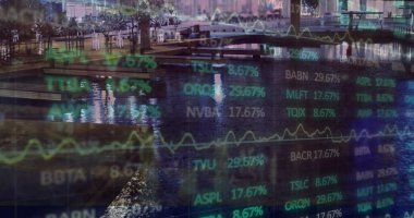 Şehir manzarası üzerinde istatistik ve finansal veri işleme resimleri. Küresel işletme, finans, hesaplama, ağlar ve veri işleme kavramı, dijital olarak oluşturulmuş görüntü.