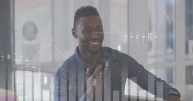 Akıllı telefon kullanan mutlu Afro-Amerikan bir adamın mali verileri ve grafikleri. finans, ekonomi, iletişim ve teknoloji konsepti, dijital olarak oluşturulmuş görüntü.