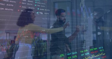 Ofisteki çeşitli kişilerle ilgili finansal veri işleme resmi. Küresel hesaplama, dijital arayüz ve veri işleme kavramı, dijital olarak oluşturulmuş resim.