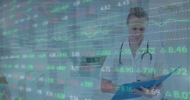 Kafkas kadın doktorların not almasından kaynaklanan finansal veriler. sağlık, tıp mesleği, finans ve ekonomi konsepti, dijital olarak üretilen imaj.