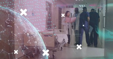 Yaşlı siyahi doktor Asyalı ve genç siyahi sağlık görevlileriyle konuşuyor. Hastane koridorunda ellerinde kağıtlar ve bir tabletle yürüyorlar.