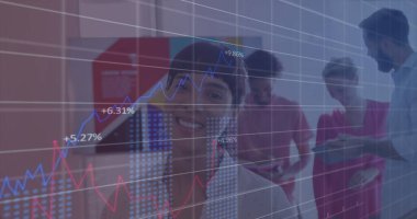 Ofisteki çeşitli kişilerle ilgili finansal veri işleme resmi. Küresel hesaplama, dijital arayüz ve veri işleme kavramı, dijital olarak oluşturulmuş resim.