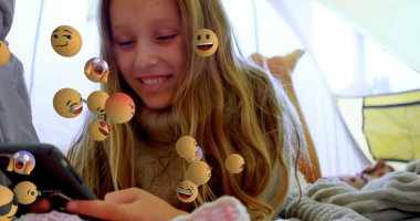 Kafkasyalı bir kızın cep telefonu kullanırken ve yatakta yatarken birden fazla havada süzülen yüz ifadesi. Dijital bileşim, çoklu pozlama, sosyal medya, tepki, çocukluk ve teknoloji kavramı.