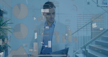 Beyaz erkek şef mavi gömlek ve önlük giyiyor, yemek pişiriyor. Kısa kahverengi saçlı, açık tenli ve elinde kızartma tavası var.