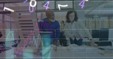 Ofisteki iş adamları üzerinde finansal veri işleme resmi. Küresel iş, hesaplama, bağlantılar ve veri işleme konsepti, dijital olarak oluşturulmuş resim.