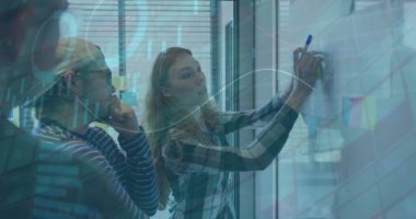 İş adamlarının üzerinde beyaz tahtayla finansal veri işleme resmi. Küresel iş, finans, hesaplama ve veri işleme kavramı, dijital olarak oluşturulmuş resim.