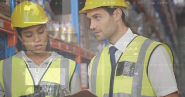 Depoda çalışan farklı insanların istatistik ve veri işleme resimleri. küresel taşımacılık, iş ve veri işleme kavramı, dijital olarak oluşturulmuş görüntü.