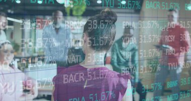 Ofisteki çeşitli iş adamlarıyla ilgili finansal veri işleme resmi. Küresel iş, finans, hesaplama ve veri işleme kavramı, dijital olarak oluşturulmuş resim.