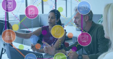 Ofisteki iş adamları üzerindeki bağlantılar ve simgelerin resmi. Küresel ağlar, hesaplama, iş, finans ve veri işleme kavramı, dijital olarak oluşturulmuş resim.