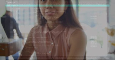 Akıllı kaset kullanan melez kadınların üzerindeki dijital arayüz görüntüsü. Küresel bağlantılar, veri işleme ve dijital arayüz kavramı, dijital olarak oluşturulmuş resim.