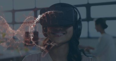 İnsan beyninin vr kulaklık takan bir iş kadını üzerinde döndüğü ve veri işlediği görüntüler. business, science, connection, technology and digital interface concept, digital made image.