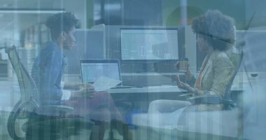 Ofiste çalışan beyaz bir kadın için mali verilerin görüntüsü. Küresel iş bağlantıları ve veri işleme kavramı, dijital olarak oluşturulmuş resim.