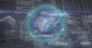 Arka planda bulutlar olan hızlı değişen sayılar ve küreye çoklu pozlama. Dijital bileşik, teknoloji, küresel, iletişim, bağlantı, fütüristik, veri.