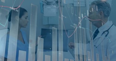 Beyaz kadın ve erkek doktorların konuştuğu mali grafiklerin görüntüsü. ekonomi, finans, sağlık ve tıp konsepti, dijital olarak üretilen imaj.