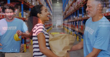 Beyaz erkek gönüllülere bağış yapan Afrikalı Amerikalı bir kadın hakkında istatistiksel veri işleme. Bağışlar hayır kurumu ve lojistik sektörü konsepti