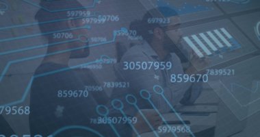 Ofiste toplanan çeşitli iş adamlarının veri işleme görüntüsü. Küresel iş, finans ve dijital arayüz kavramı, dijital olarak oluşturulmuş görüntü.