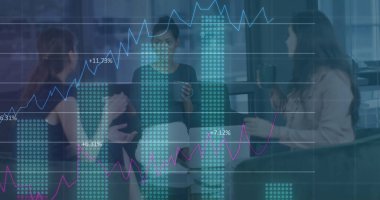 Ofisteki çeşitli kişilerle ilgili finansal veri işleme resmi. Küresel hesaplama, dijital arayüz ve veri işleme kavramı, dijital olarak oluşturulmuş resim.