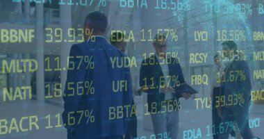 İş adamları üzerinde istatistik ve veri işleme görüntüsü. küresel bağlantılar, iş ve finans kavramı, dijital olarak oluşturulmuş görüntü.