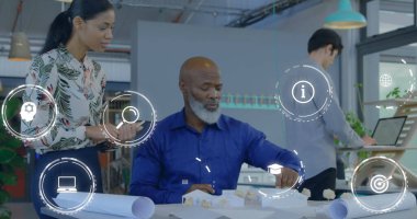 Muhtelif erkek ve kadınların ofiste model planı tartışmalarına karşı dijital simgeler. Bilgisayar arayüzü ve iş teknolojisi kavramı