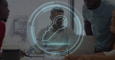 Siber güvenlik metni ve anahtar simgesi görüntüsü, çeşitli yöneticiler dizüstü bilgisayarla iş arkadaşlarıyla tartışıyor. Bileşik, koruma, gizlilik, veri, ağ, teknoloji, iş, takım çalışması, toplantı, ofis.