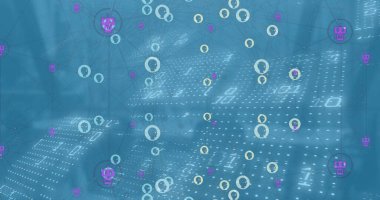 Ofisteki ikili kodlar ve cam pencereler üzerinde birbirine bağlı ikonların küre oluşturması. Dijital bileşik, çoklu pozlama, küreselleşme, iletişim, kodlama ve teknoloji kavramı.