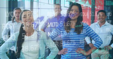 Ofisteki çeşitli iş adamlarıyla ilgili finansal veri işleme resmi. Küresel iş, finans, hesaplama ve veri işleme kavramı, dijital olarak oluşturulmuş resim.