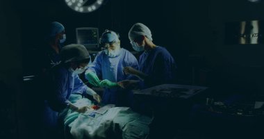 Hastanede ameliyat yapan cerrah ekibinin istatistiksel veri işleme görüntüsü. Tıbbi sağlık teknolojisi kavramı