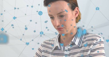 Laptop kullanan bir kadının veri işleme ve ağ görüntüsü. Küresel hesaplama, ağlar, iş, finans ve veri işleme kavramı, dijital olarak oluşturulmuş resim.