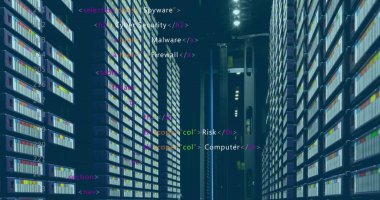 Bilgisayar sunucuları üzerinden HTML işleme bilgisayarının resmi. Küresel hesaplama, dijital arayüz ve veri işleme kavramı, dijital olarak oluşturulmuş resim.