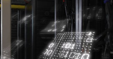 Bilgisayar sunucuları üzerinde ikili kodlama ve veri işleme resmi. Küresel iş, finans, hesaplama ve veri işleme kavramı, dijital olarak oluşturulmuş resim.