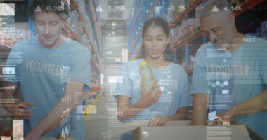 Çeşitli kadın ve erkek depo çalışanları üzerindeki finansal grafikler. iş, finans ve dağıtım hizmetleri kavramı, dijital olarak oluşturulmuş görüntü.