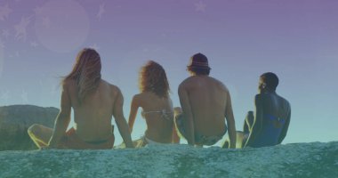 Deniz kenarındaki çeşitli erkek ve kadın arkadaş gruplarının üzerindeki parlayan ışıkların görüntüsü. Arkadaşlık, yaz ve tatil konsepti, dijital olarak üretilen imaj.