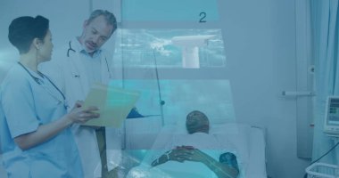 Çeşitli kadın ve erkek doktorlar ve yataktaki erkek hasta üzerindeki dijital ekranlardaki görüntüler. ekonomi, finans, sağlık ve tıp konsepti, dijital olarak üretilen imaj.