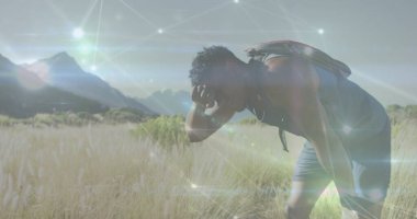 Dağlarda yaşayan Afrikalı Amerikalı bir adam üzerindeki bağlantıların resmi. Küresel spor ve dijital arayüz kavramı, dijital olarak oluşturulmuş görüntü.