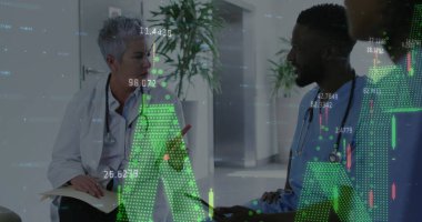 Çeşitli iş arkadaşlarının hastanede tartıştığı birden fazla grafiğin görüntüsü. Dijital bileşik, çoklu pozlama, rapor, iş, büyüme, takım çalışması ve sağlık konsepti.