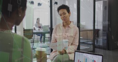 Ofisteki çeşitli iş adamlarıyla ilgili finansal veri işleme resmi. Küresel finansman, iş ve dijital arayüz kavramı, dijital olarak oluşturulmuş görüntü.