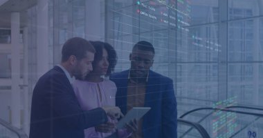 Ofisteki çeşitli iş adamlarının üzerinde borsa imajı. küresel iş, finans ve veri işleme kavramı, dijital olarak oluşturulmuş görüntü.