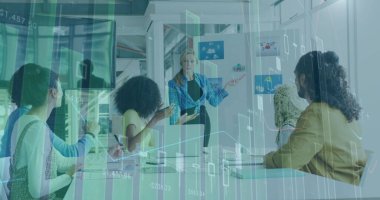 Muhtelif iş arkadaşlarının ofiste fikir alışverişinde bulunduğu grafiklerin ve sayıların resmi. Dijital bileşik, çoklu pozlama, rapor, finans, takım çalışması, iletişim ve teknoloji kavramı.