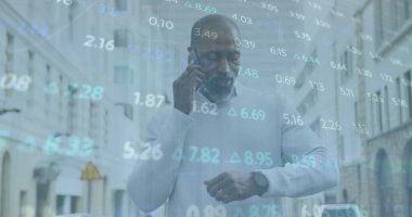 Akıllı telefon kullanan Afro-Amerikan bir adamın veri işleme görüntüsü. Küresel bağlantılar, hesaplama, dijital arayüz ve veri işleme kavramı, dijital olarak oluşturulmuş resim.